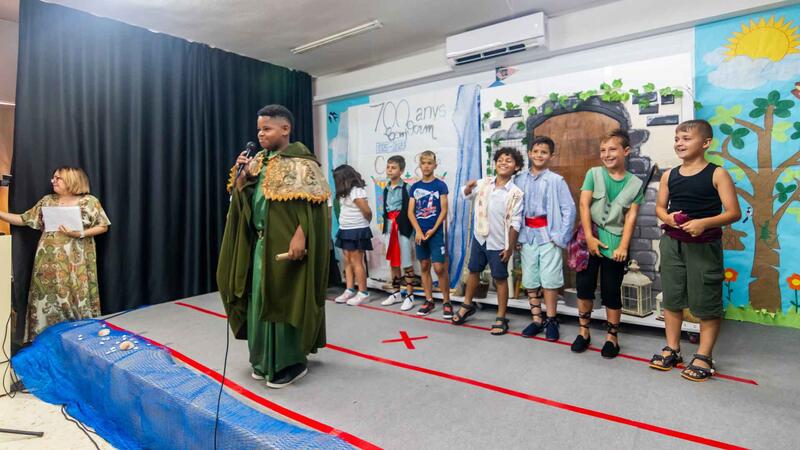 El CEIP Serra Gelada escenifica el otorgamiento de la Carta Pobla de Benidorm en el marco del 700 aniversario