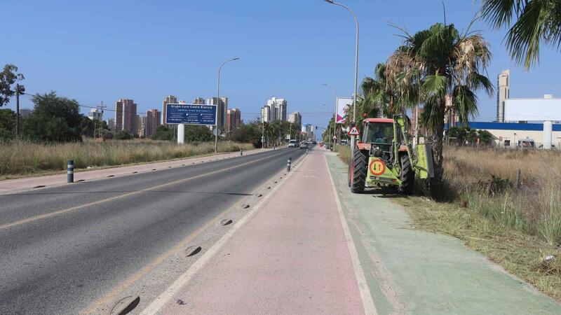 Benidorm is carrying out ditch cleaning work on all rural roads in L