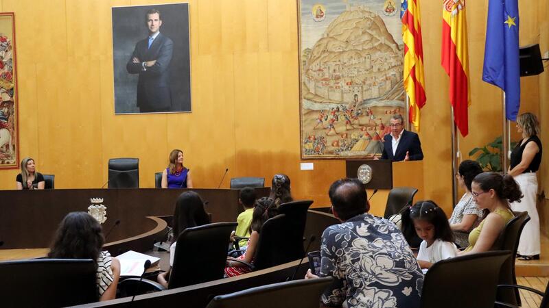Benidorm premia a diez alumnos de centros públicos en el concurso ‘Alcalde/sa por un día’