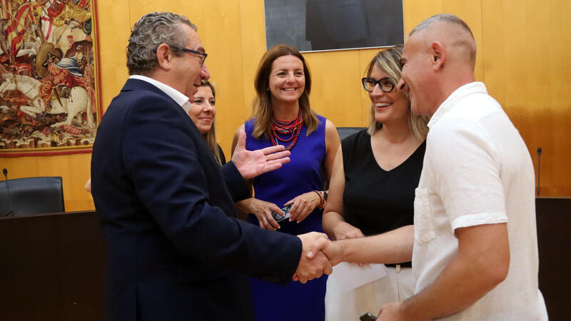 Benidorm premia a diez alumnos de centros públicos en el concurso ‘Alcalde/sa por un día’