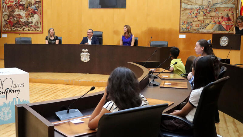 Benidorm premia a diez alumnos de centros públicos en el concurso ‘Alcalde/sa por un día’