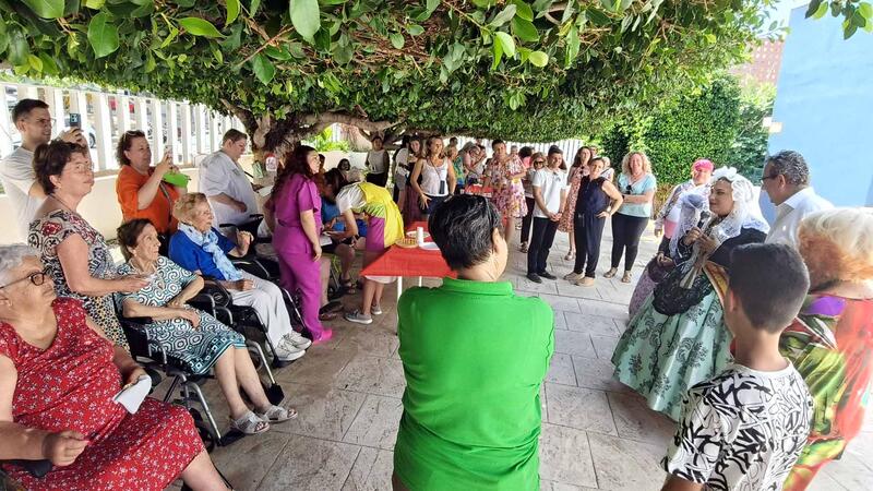 Las personas usuarias del centro ‘Pepa Esperanza’ viven les Fogueres de Sant Joan