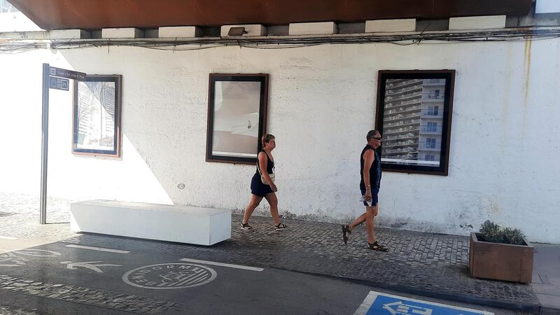 Los Espais d’Art Urbà se llenan de retratos y escenas cotidianas con la exposición colectiva ‘Benidorm a pie de calle’