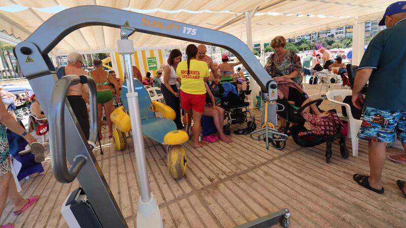 Benidorm incorpora dos grúas en las Playas Accesibles de Poniente y La Cala para facilitar el baño a personas con movilidad reducida