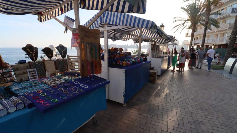 Arranca en Benidorm una nueva edición de Les Nits del Castell con 25 puestos de artesanos y pintores