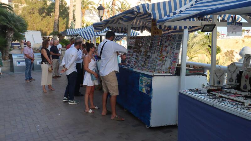 Arranca en Benidorm una nueva edición de Les Nits del Castell con 25 puestos de artesanos y pintores
