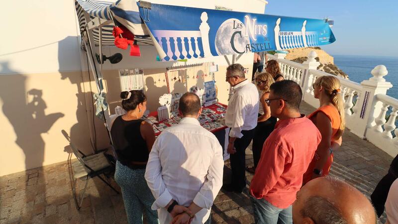 Arranca en Benidorm una nueva edición de Les Nits del Castell con 25 puestos de artesanos y pintores