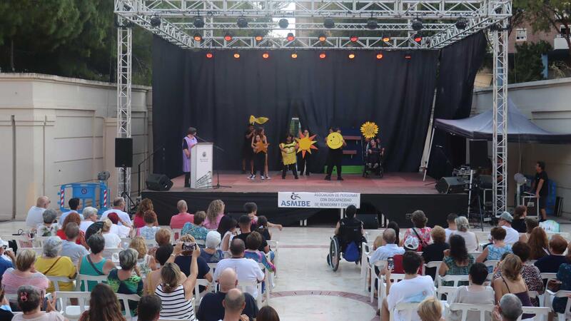 Asmibe celebra en el auditorio Óscar Esplá de Benidorm su XXI Festival Benéfico de Convivencia
