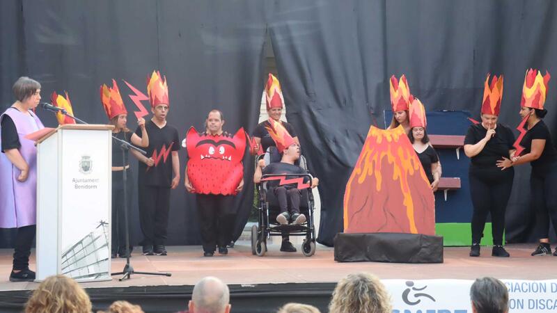 Asmibe celebra en el auditorio Óscar Esplá de Benidorm su XXI Festival Benéfico de Convivencia