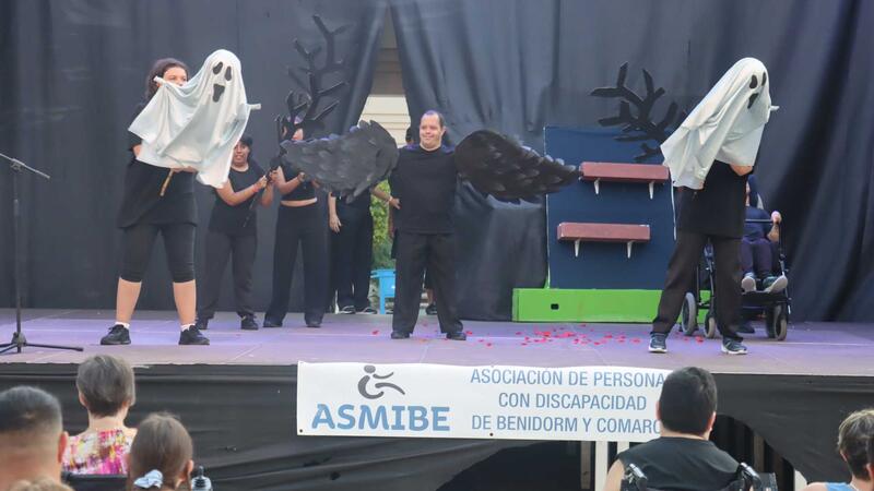 Asmibe celebra en el auditorio Óscar Esplá de Benidorm su XXI Festival Benéfico de Convivencia