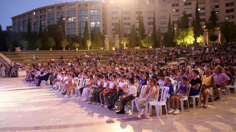 Cerca de un millar de personas disfrutan de una velada de primer nivel con ‘Benidorm en dansa’ 