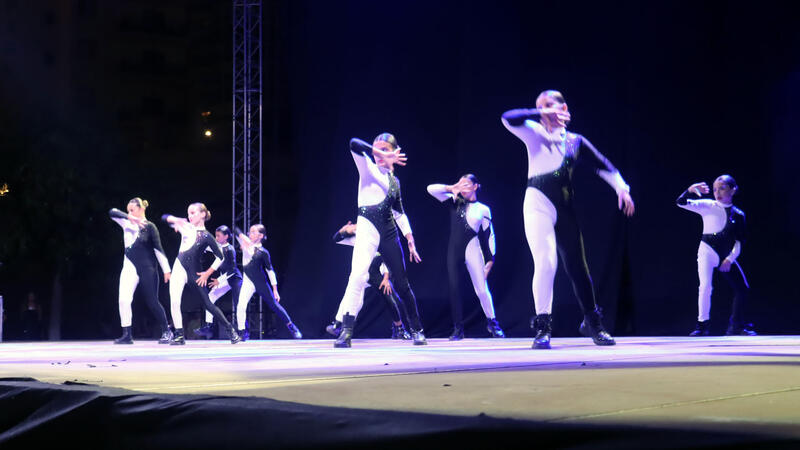 Cerca de un millar de personas disfrutan de una velada de primer nivel con ‘Benidorm en dansa’ 