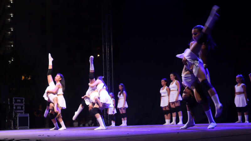 Cerca de un millar de personas disfrutan de una velada de primer nivel con ‘Benidorm en dansa’ 