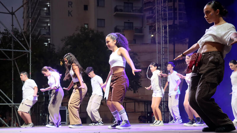 Cerca de un millar de personas disfrutan de una velada de primer nivel con ‘Benidorm en dansa’ 
