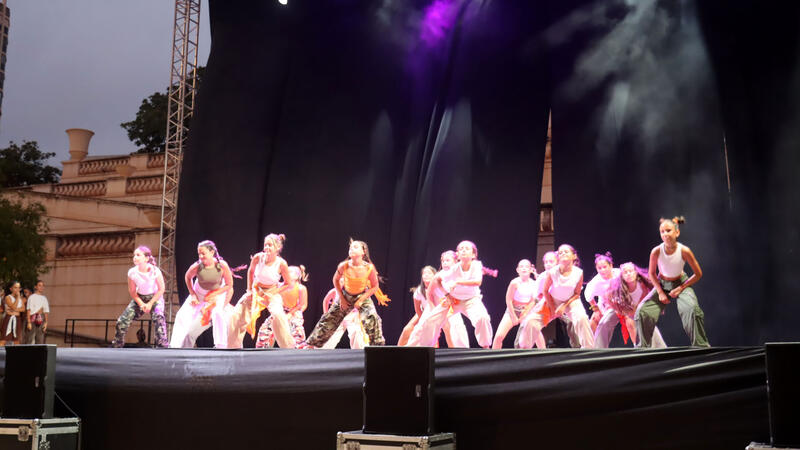 Cerca de un millar de personas disfrutan de una velada de primer nivel con ‘Benidorm en dansa’ 