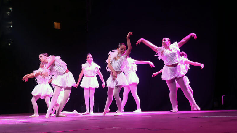 Cerca de un millar de personas disfrutan de una velada de primer nivel con ‘Benidorm en dansa’ 