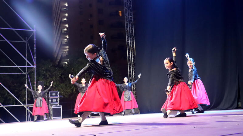 Cerca de un millar de personas disfrutan de una velada de primer nivel con ‘Benidorm en dansa’ 