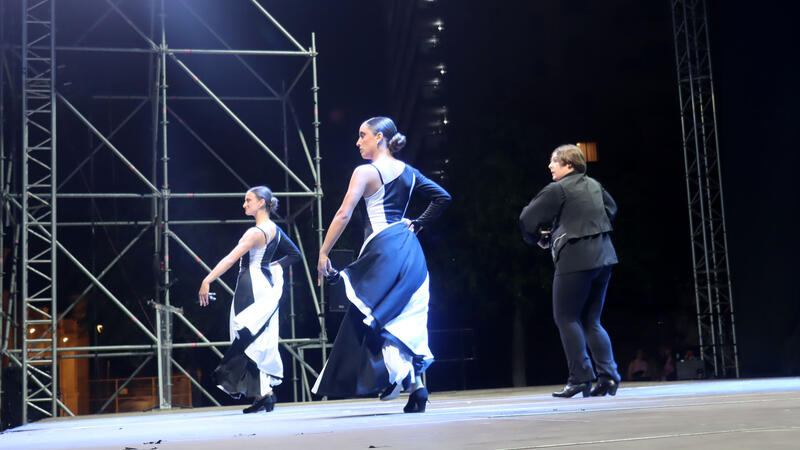Cerca de un millar de personas disfrutan de una velada de primer nivel con ‘Benidorm en dansa’ 