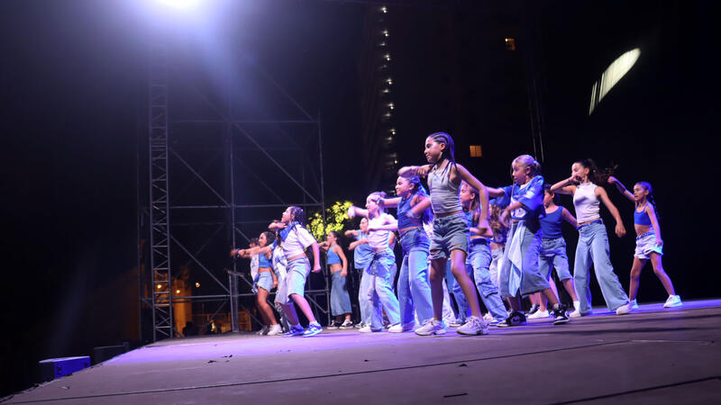 Cerca de un millar de personas disfrutan de una velada de primer nivel con ‘Benidorm en dansa’ 
