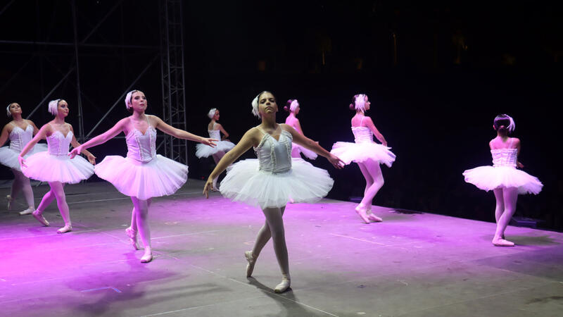 Cerca de un millar de personas disfrutan de una velada de primer nivel con ‘Benidorm en dansa’ 