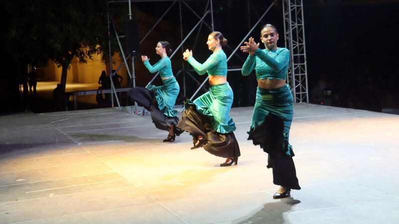 Cerca de un millar de personas disfrutan de una velada de primer nivel con ‘Benidorm en dansa’ 