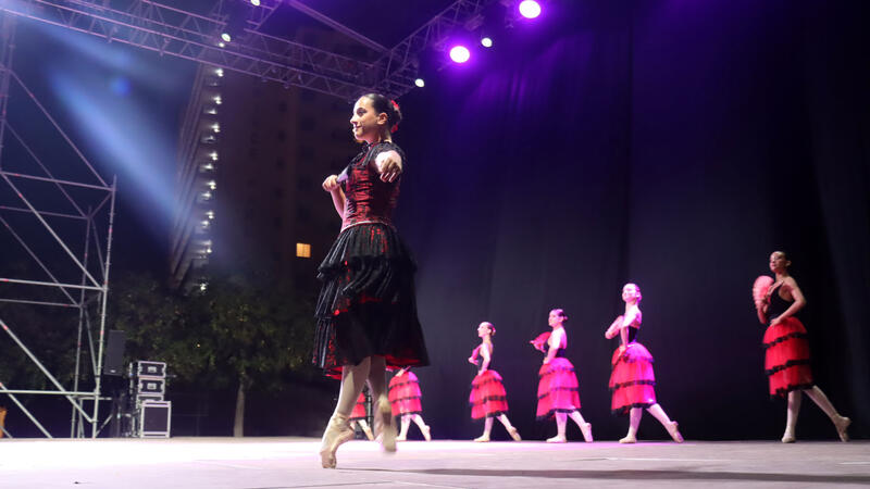 Cerca de un millar de personas disfrutan de una velada de primer nivel con ‘Benidorm en dansa’ 