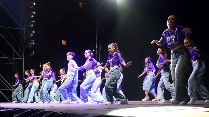 Cerca de un millar de personas disfrutan de una velada de primer nivel con ‘Benidorm en dansa’ 