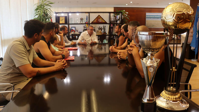 Encuentro con los jugadores del Foietes Fútbol Playa tras ascender a la primera división nacional