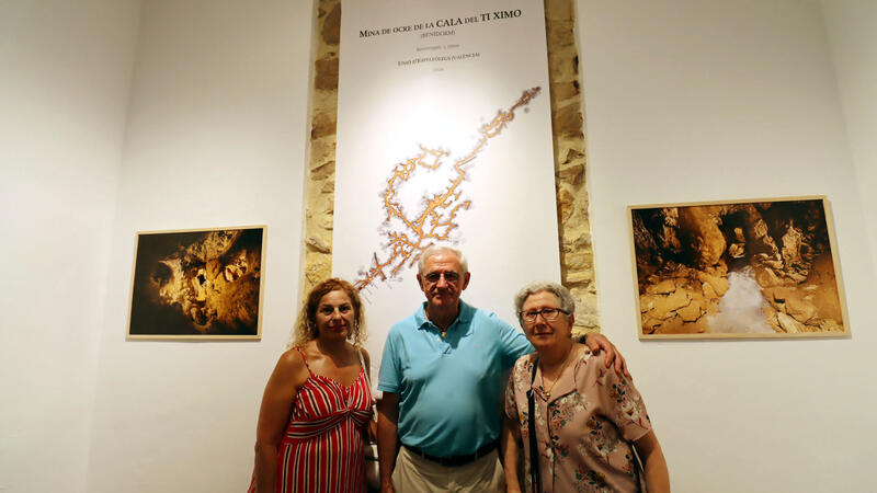 ‘El laberinto ocre’ descubre en 54 imágenes los secretos y la huella del turismo en la antigua mina de la cala del Ti Ximo