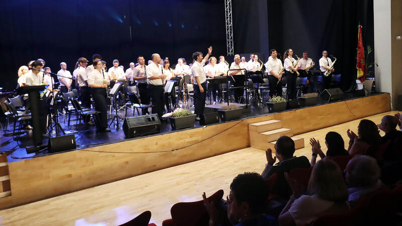 La Unión Musical de Benidorm rinde homenaje a sus músicos y socios con un aplaudido concierto en el Centro Cultural