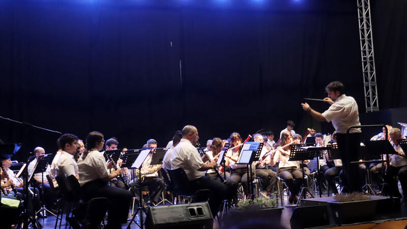 La Unión Musical de Benidorm rinde homenaje a sus músicos y socios con un aplaudido concierto en el Centro Cultural