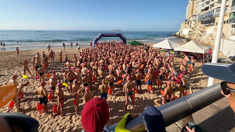 Cuatrocientos nadadores recorren la playa de Levante de Benidorm en la travesía a nado más rockera