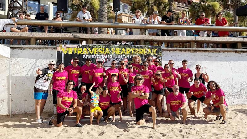 Cuatrocientos nadadores recorren la playa de Levante de Benidorm en la travesía a nado más rockera