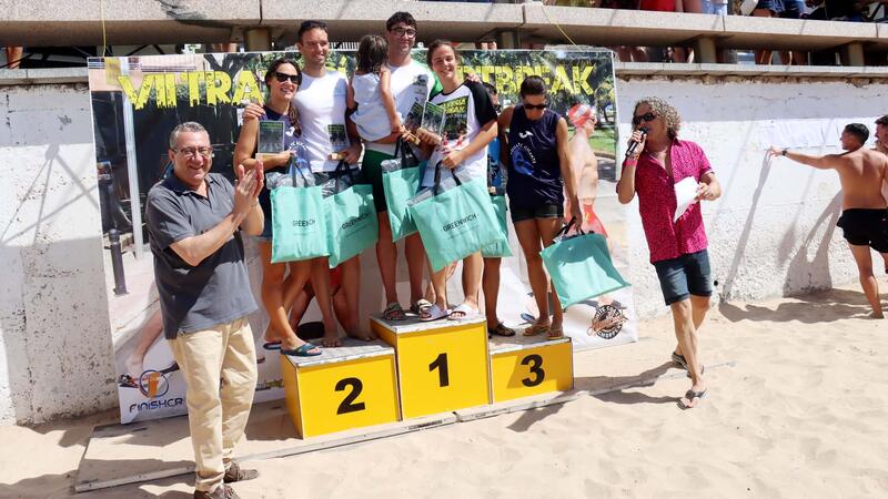 Cuatrocientos nadadores recorren la playa de Levante de Benidorm en la travesía a nado más rockera