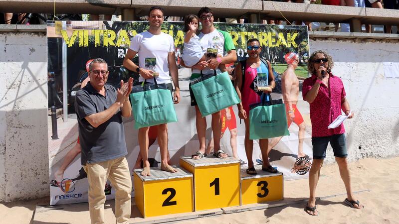 Cuatrocientos nadadores recorren la playa de Levante de Benidorm en la travesía a nado más rockera