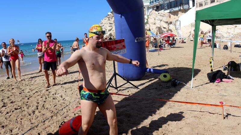 Cuatrocientos nadadores recorren la playa de Levante de Benidorm en la travesía a nado más rockera