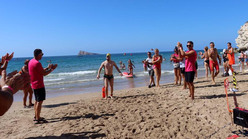 Cuatrocientos nadadores recorren la playa de Levante de Benidorm en la travesía a nado más rockera