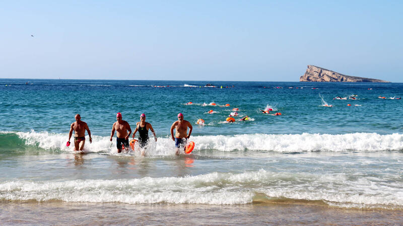 Cuatrocientos nadadores recorren la playa de Levante de Benidorm en la travesía a nado más rockera