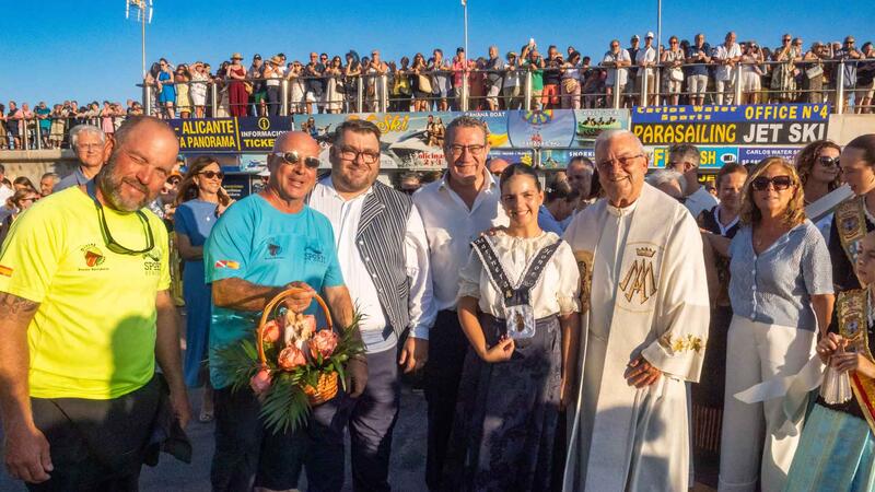 La processó marinera en honor a la Verge del Carme recorre la Badia de Benidorm