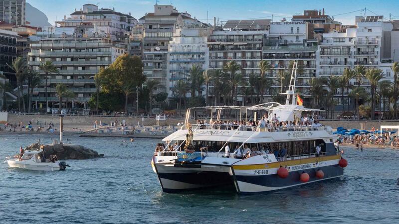 La processó marinera en honor a la Verge del Carme recorre la Badia de Benidorm