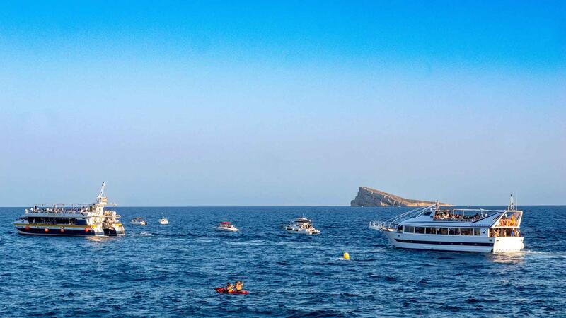 La processó marinera en honor a la Verge del Carme recorre la Badia de Benidorm