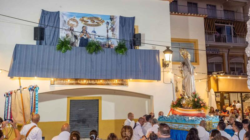 La processó marinera en honor a la Verge del Carme recorre la Badia de Benidorm