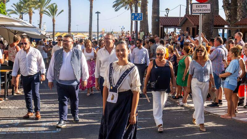 La processó marinera en honor a la Verge del Carme recorre la Badia de Benidorm