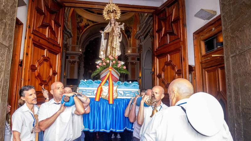 La processó marinera en honor a la Verge del Carme recorre la Badia de Benidorm