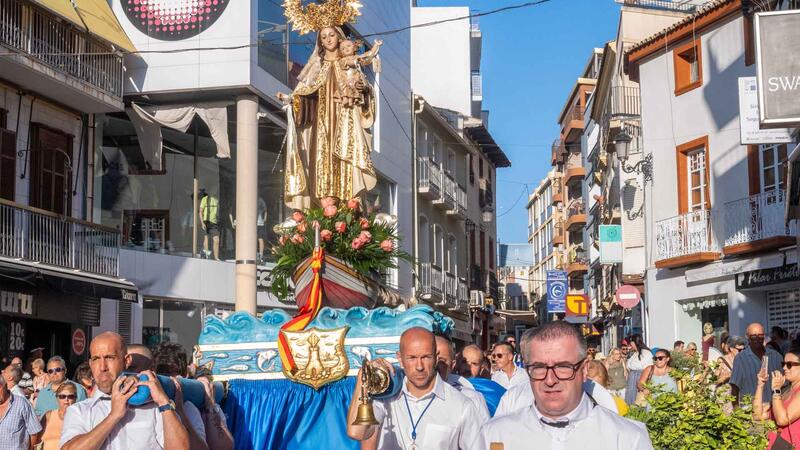 La processó marinera en honor a la Verge del Carme recorre la Badia de Benidorm