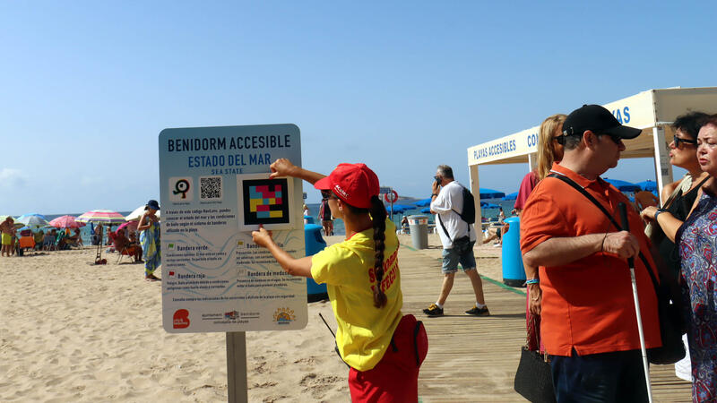 Benidorm incorpora a sus playas los códigos NaviLens para informar del estado del mar a personas invidentes
