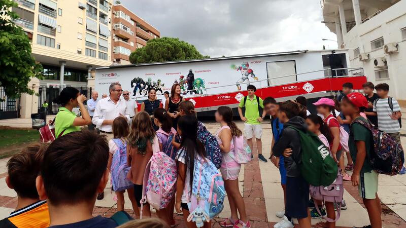El INCIBE trae a Benidorm una experiencia interactiva para formar a la población en ciberseguridad 