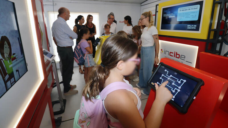 El INCIBE trae a Benidorm una experiencia interactiva para formar a la población en ciberseguridad 