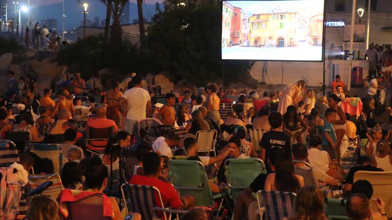 La projecció de ‘Lucca’ en el Mal Pas obri el cicle ‘Cinema a la Platja’ davant centenars de persones