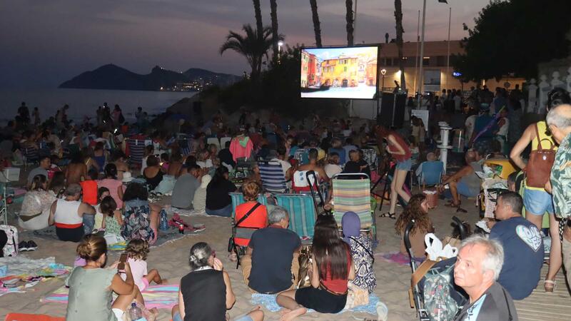 La projecció de ‘Lucca’ en el Mal Pas obri el cicle ‘Cinema a la Platja’ davant centenars de persones
